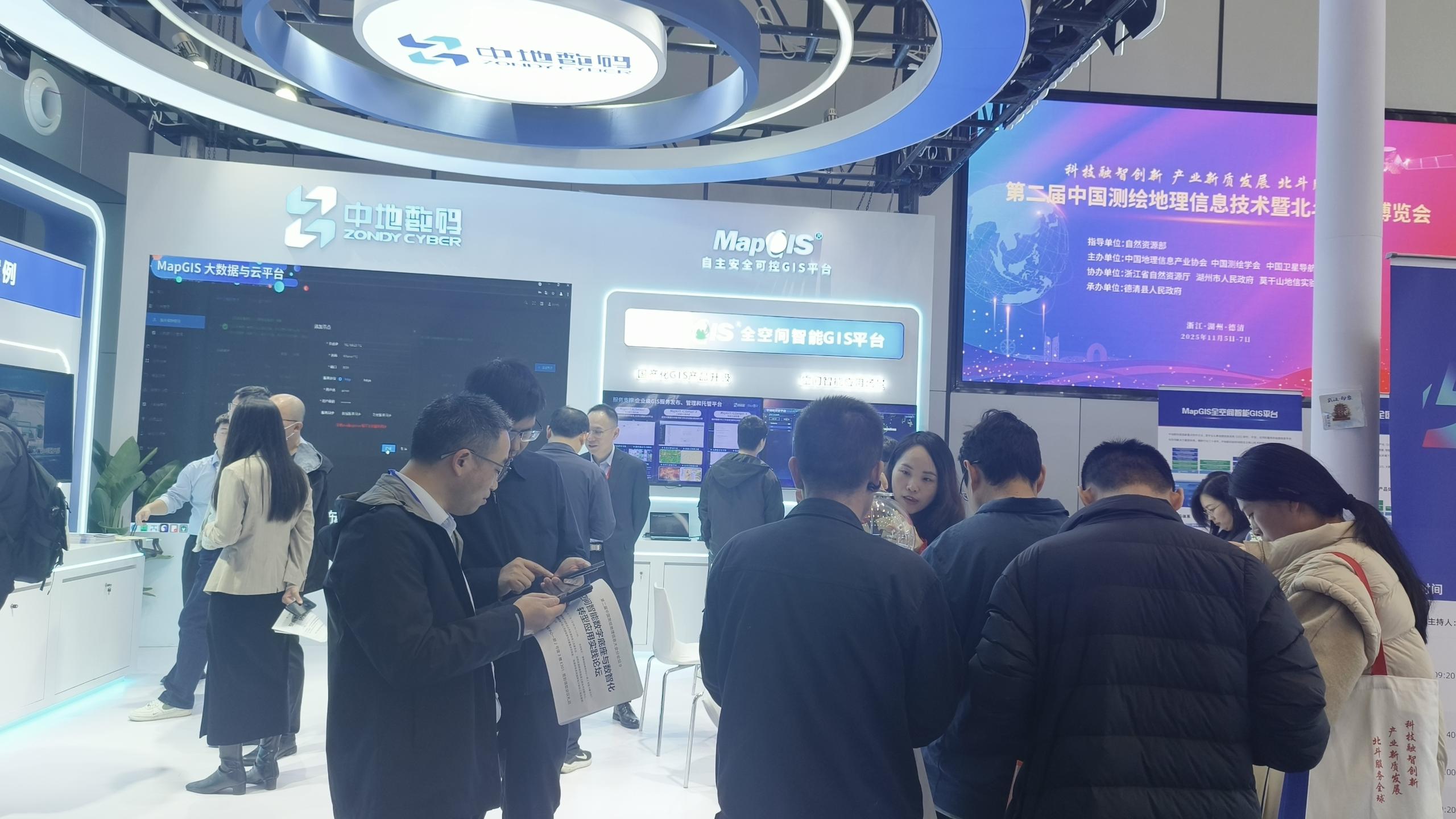 现场参观人员.jpg 现场参观人员.jpg